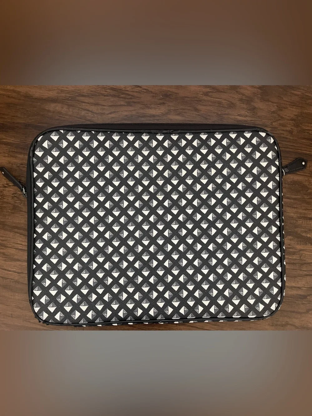 Ver Bradley Black and White Geometric Laptop Folio